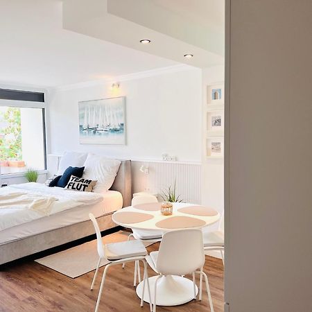 Neu - Frisch Renoviertes Ferienapartment "Waterkant" Busum Exterior photo