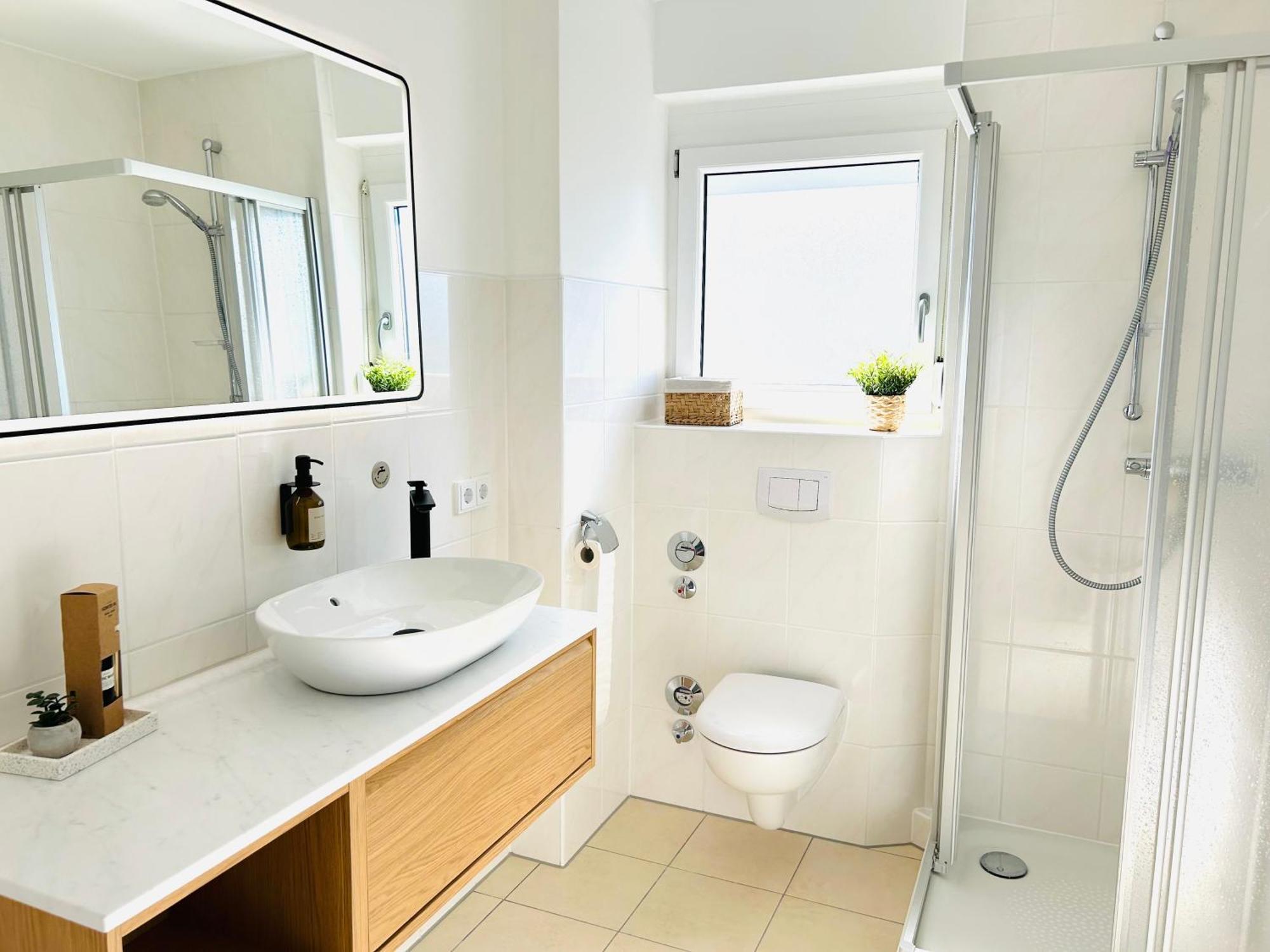 Neu - Frisch Renoviertes Ferienapartment "Waterkant" Busum Exterior photo